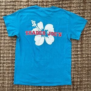 Trader Joe’s T Shirt Men’s M Blue Hibiscus Logo Graphic Cotton Blend Tee EUC